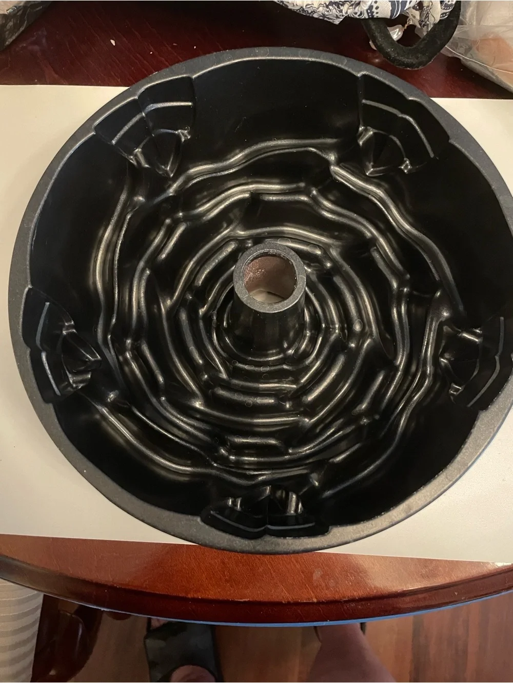 RED TOSE & LEAVES BUNDT CAKE 9”X 4”PAN NON STICK EZCARE BAKEWARE